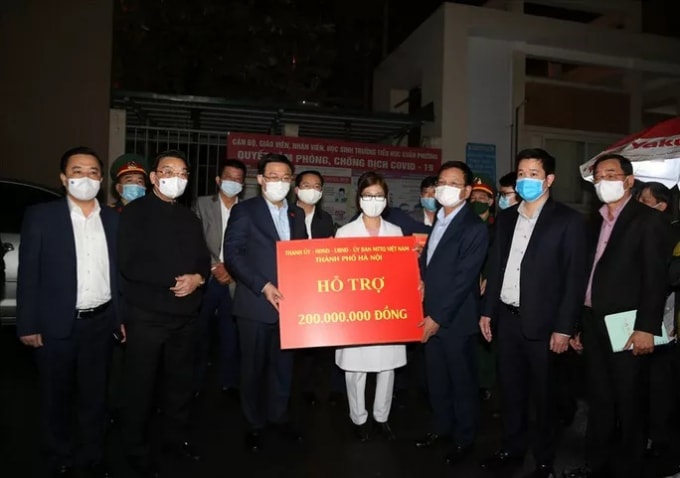 Thay mặt Thành ủy - HĐND - UBND- Ủy ban MTTQ Việt Nam TP Hà Nội, Bí thư Thành ủy Hà Nội Vương Đình Huệ cùng các lãnh đạo thành phố đã tặng quà và 200 triệu đồng để động viên các giáo viên, học sinh, phụ huynh học sinh đang thực hiện cách ly tại trường tiểu học Xuân Phương.