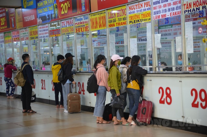 Xếp hàng mua vé