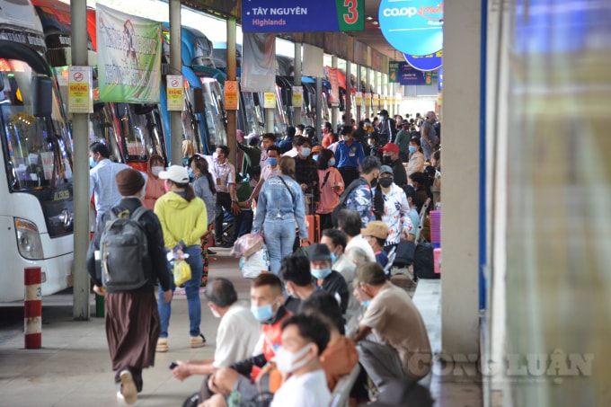 Rất đông hành khách chờ bắt chuyến xe rời TPHCM