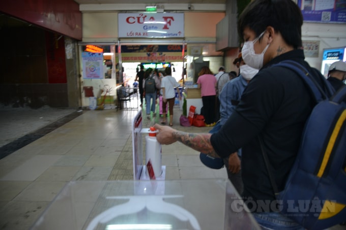 Ban quản lý bến xe cũng liên tục phát đi thông báo yêu cầu hành khách đeo khẩu trang, sát khuẩn tay, giữ khoảng cách an toàn thực hiện các biện pháp phòng dịch khi vào bến