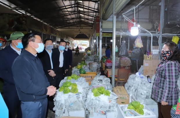 Bí thư Tỉnh ủy Thanh Hóa Đỗ Trọng Hưng trao đổi với tiểu thương tại chợ đầu mối Đông Hương về ý thức, trách nhiệm trong thực hiện, phòng, chống dịch bệnh theo khuyến cáo 5K. Ảnh: MH