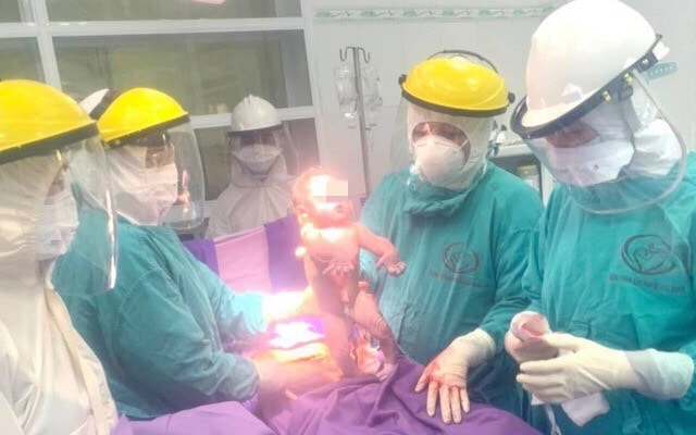 Bệnh viện Sản Nhi Quảng Ninh thực hiện thành công ca sinh mổ cho sản phụ đang cách ly tại bệnh viện do nghi mắc COVID-19 vào ngày 2/2. (Ảnh: VTV)