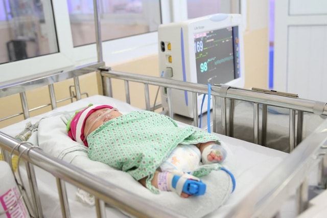 Bé sơ sinh đã chuyển sang thở oxy, ăn,bú tốt. Ảnh: dantri.com.vn