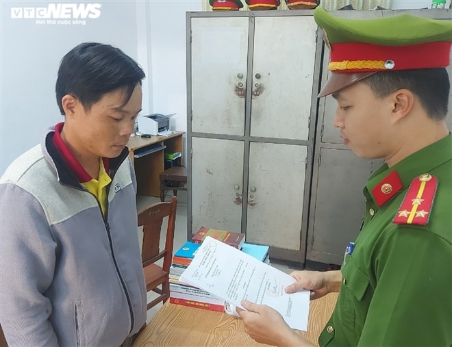 Huỳnh Văn Thành bị Công an đọc lệnh bắt giữ. Ảnh: vtc.vn