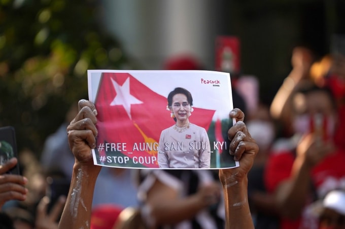 Người dân biểu tình đòi trả tự do cho bà Aung San Suu Kyi. Ảnh: EM