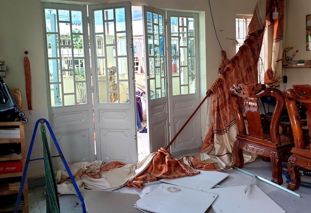 Bên trong một căn nhà bị ảnh thưởng do vụ nổ gây ra. Ảnh: dantri.com.vn