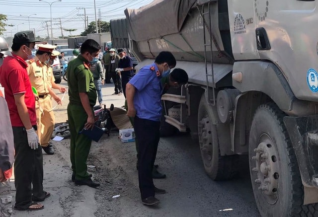 Lực lượng chức năng khám nghiệm hiện trường vụ tai nạn khiến một thiếu nữ bị xe ben cán chết thương tâm. Ảnh: dantri.com.vn