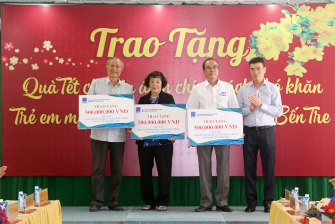 Số tiền 1,5 tỷ đồng hỗ trợ qùa Tết được trao cho đại diện gia đình chính sách khó khăn, trẻ mồ côi, người khuyết tật tỉnh Bến Tre. (Ảnh quochoi.vn)