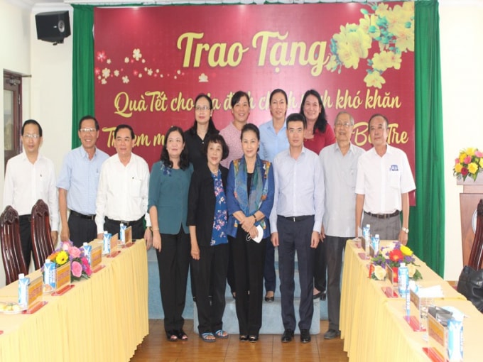 Chủ tịch Quốc hội Nguyễn Thị Kim Ngân và lãnh đạo tỉnh Bến Tre cùng nhà tài trợ tại buổi lễ trao quà (Ảnh quochoi.vn)