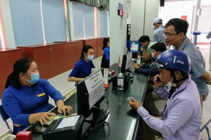 Hành khách mua vé tàu Tết ở ga Sài Gòn. Ảnh: Minh Quân