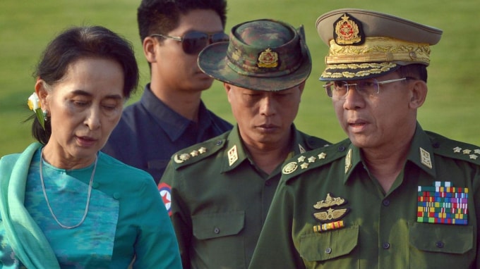 Tướng Min Aung Hlaing (phải) và cố vấn cao cấp của chính phủ Aung San Suu Kyi - Ảnh: AFP