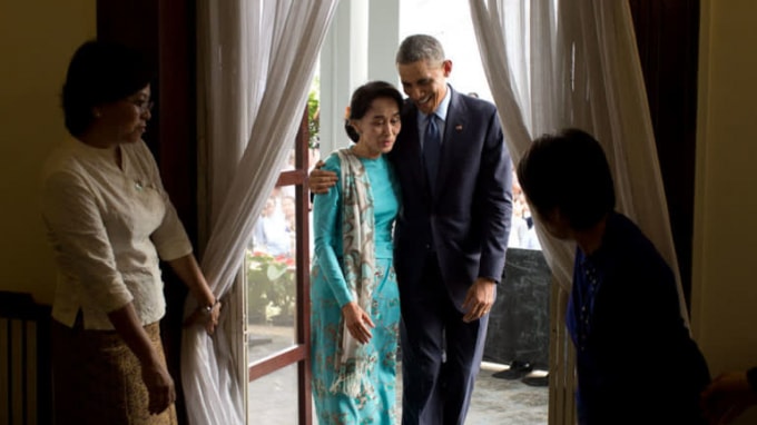 Cựu Tổng thống Barack Obama có cuộc gặp bà Aung San Suu Kyi dinh thự của bà sau cuộc họp báo chung của họ ở Yangon, Myanmar vào tháng 11 năm 2014 - Ảnh: Nhà Trắng