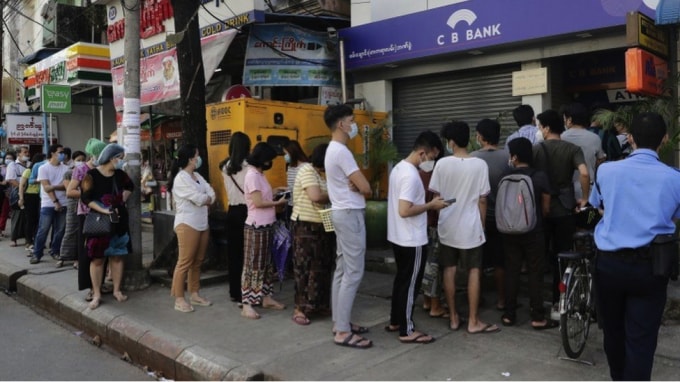 Sau tin tức quân đội giành quyền kiểm soát chính quyền, người dân tại thủ đô Naypyitaw và thành phố Yangon ồ ạt xếp hàng tại các cây ATM để rút tiền. Ảnh: Bangkok Post
