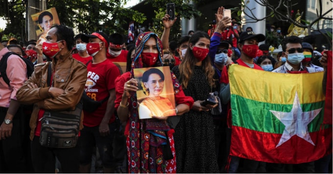 Người dân Myanmar xuống đường biểu tình sau tin tức Cố vấn Nhà nước Aung San Suu Kyi, Tổng thống Win Myint và một số quan chức cấp cao khác bị quân đội bắt giữ. Ảnh: Reuters