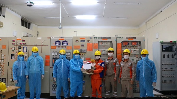 Công đoàn Hải Dương tặng quà trạm 110kV Chí Linh.