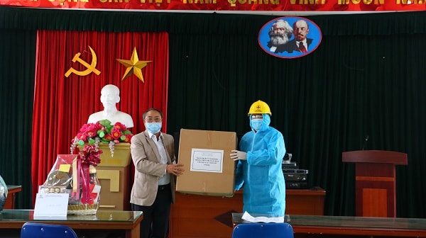 Công đoàn thăm và tặng quà Điện lực Chí Linh