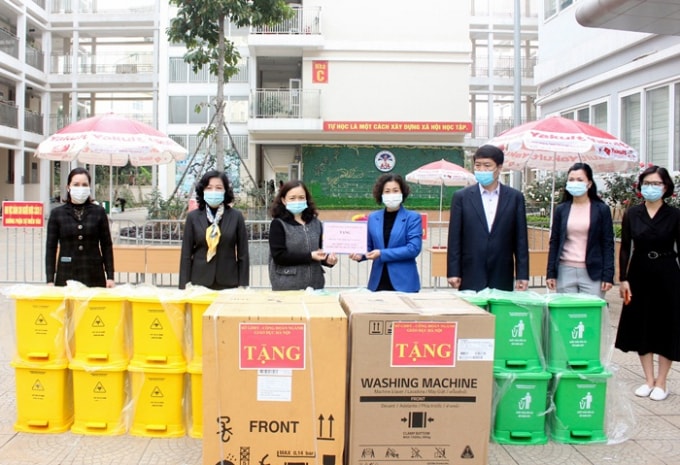 Ngành GD&ĐT Hà Nội trao quà cho Trường Tiểu học Xuân Phương