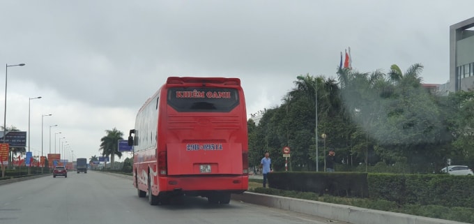 Xe khách logo Khiêm Oanh, BKS 29B 09514 dừng đỗ tại nút giao thông BigC vào lúc 10 giờ 31, sáng 2-1-2021. Ảnh: QT