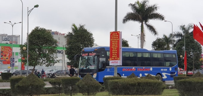 Nút giao thông Big C, nơi được xem là cửa ngõ TP. Thanh Hóa thường xuyên có tình trạng xe dừng đỗ, tiềm ẩn nguy cơ mất ATGT, mỹ quan đô thị. Ảnh chụp lúc 10h30p ngày 2-1-2021.