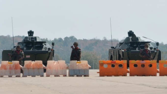 Quân đội phong toả đường đến Quốc hội Myanmar ở Napyidaw hôm 1/2. Nguồn: AFP