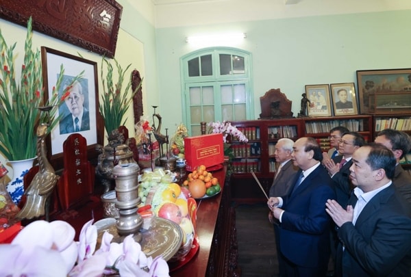 Thủ tướng Nguyễn Xuân Phúc dâng hương, tưởng nhớ Tổng Bí thư Lê Duẩn. Ảnh: TTXVN