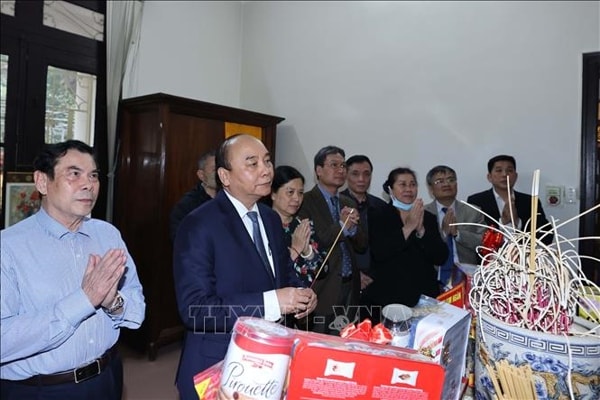 Thủ tướng Nguyễn Xuân Phúc dâng hương, tưởng nhớ Tổng Bí thư Đỗ Mười. Ảnh: TTXVN