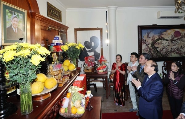 Thủ tướng Nguyễn Xuân Phúc dâng hương Tổng Bí thư Lê Khả Phiêu. Ảnh VGP