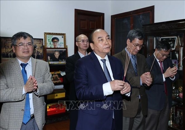 Thủ tướng Nguyễn Xuân Phúc dâng hương, tưởng nhớ Thủ tướng Phạm Văn Đồng. Ảnh: TTXVN