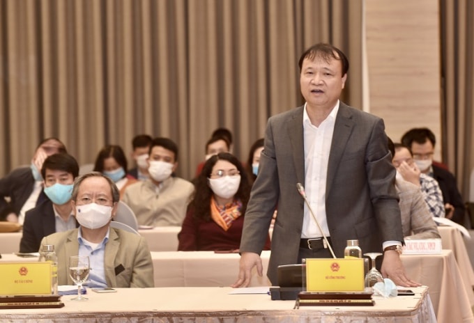 Thứ trưởng Bộ Công Thương Đỗ Thắng Hải thông tin tại buổi họp báo.