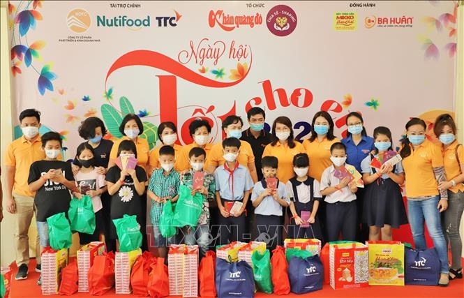 Trao quà Tết cho các em thiếu nhi có hoàn cảnh khó khăn khu vực Quận 1, Thành phố Hồ Chí Minh. ảnh: TTXVN
