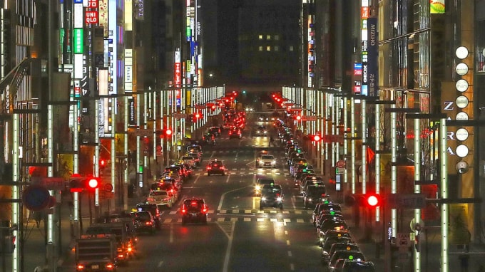 Giao thông ở quận Ginza sang trọng của Tokyo đã rơi vào tình trạng khẩn cấp. Ảnh: Nikkei
