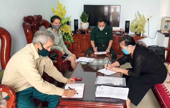 Tổ tự quản ANTT, phường Hà khẩu, TP Hạ Long, đến từng hộ dân ký cam kết chấp hành nghiêm quy định phòng chống dịch Covid-19. Ảnh: Chính quyền điện tử Quảng Ninh.