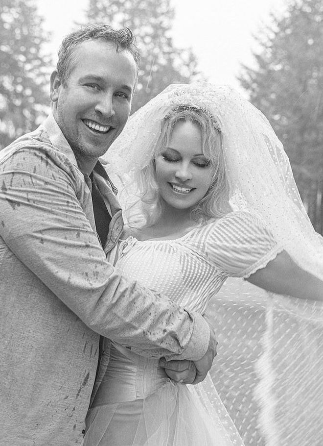 Đám cưới của Pamela Anderson và Dan Hayhurst diễn ra bí mật vào dịp Giáng sinh vừa qua.