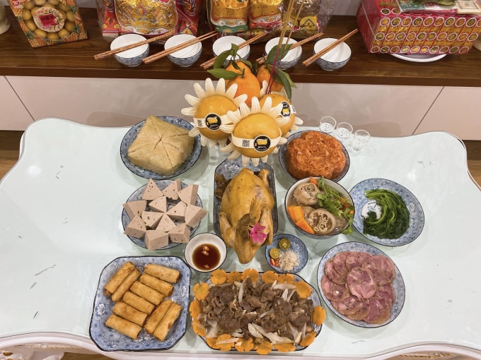 Tục lệ cúng ông Táo, bên cạnh nhang đèn, giấy tiền, hoa tươi, mâm ngũ quả, mâm lễ mặn thì không thể thiếu những bộ mũ áo cho ông Công, ông Táo. (Ảnh: Nguyen Huyen)