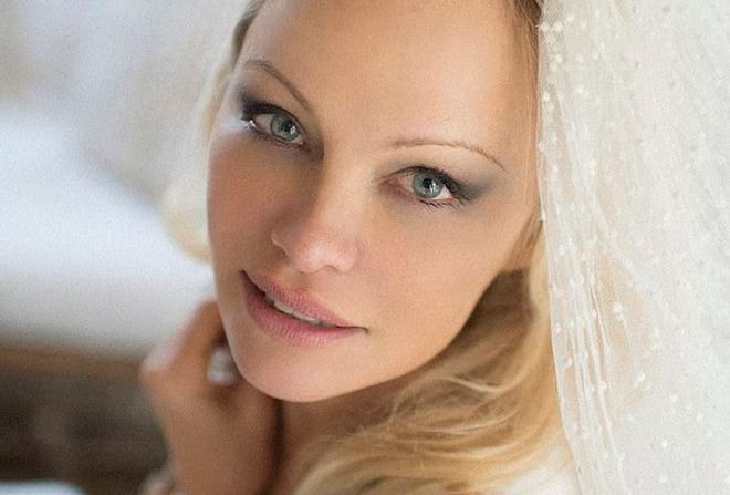 “Biểu tượng gợi cảm” Pamela Anderson vừa kết hôn lần thứ 6.