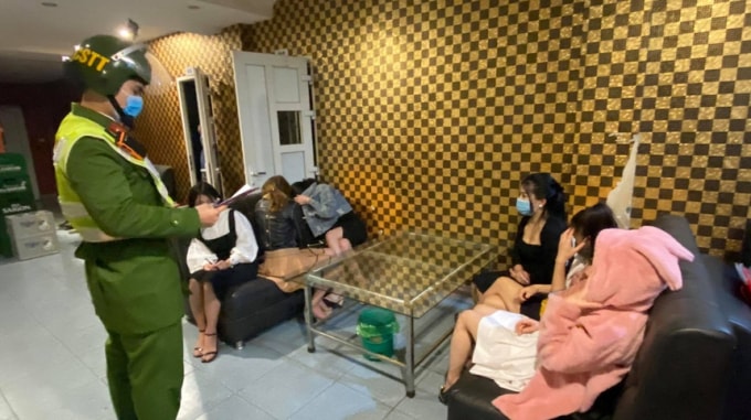 Cảnh sát lập biên bản nhóm người trong quán hát tại Hạ Long. Ảnh: Zingnews.vn