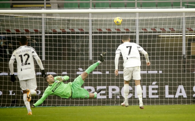 Ronaldo lập cú đúp trong trận đấu với Inter Milan. Ảnh: internet