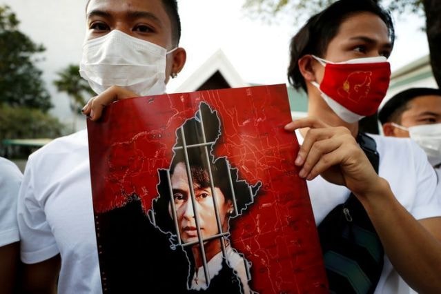 Người dân Myanmar biểu tình ở Yangon kêu gọi trả tự do cho bà Aung San Suu Kyi. Ảnh: Reuters