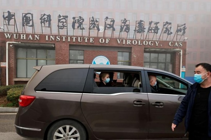 Nhóm điều tra của WHO bên ngoài Viện Virus học Vũ Hán. Ảnh: Reuters
