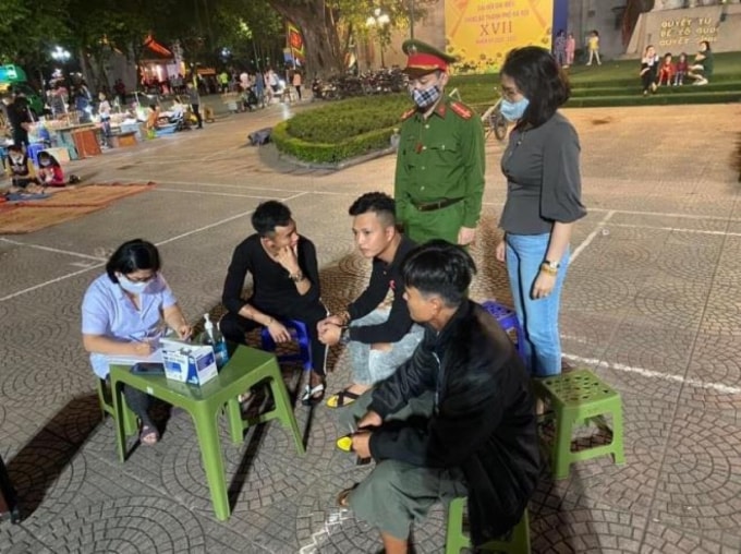 Công an Hà Nội phạt hành chính hàng loạt trường hợp không tuân thủ quy định phòng dịch. Ảnh: TL