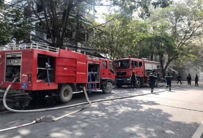 Xe chuyên dụng của lực lượng PCCC đến hiện trường dập lửa. Ảnh: baogiaothong.vn