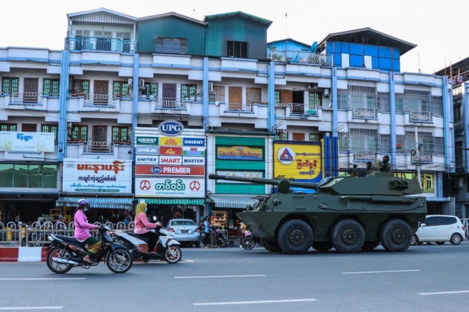 Xe bọc thép di chuyển trên đường phố Myitkyina, bang Kachin, Myanmar, ngày 2/2 - Ảnh: AFP.