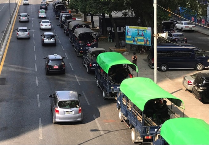 Các xe cảnh sát và quân đội xếp hàng gần tòa thị chính Yangon – thành phố lớn nhất Myanmar sáng 1/2. Ảnh: Nikkei