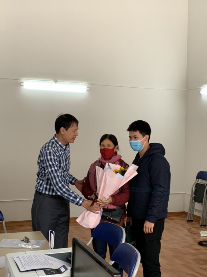 Những cư dân đầu tiên tại Rose Town nhận bàn giao căn hộ và dọn về ở.