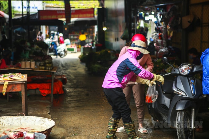 Với mong muốn thần Bếp phù hộ cho gia đình mình được nhiều may mắn, người Việt thường làm lễ tiễn đưa Táo quân chầu trời một cách long trọng. Ngoài vàng mã, quần áo, mũ mão cho 3 vị táo, cá chép được coi là một trong những đồ cúng vô cùng quan trọng và không thể thiếu bên mâm cỗ cúng tiễn ông Công ông Táo chầu trời.