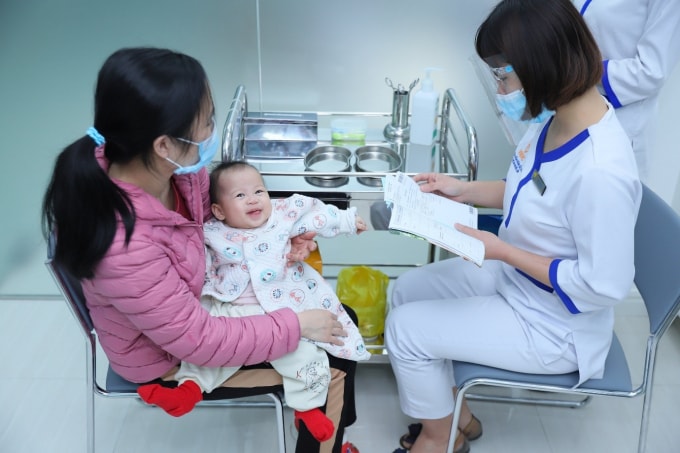 Khách hàng tiêm chủng tại VNVC Long Biên trong ngày khai trương.