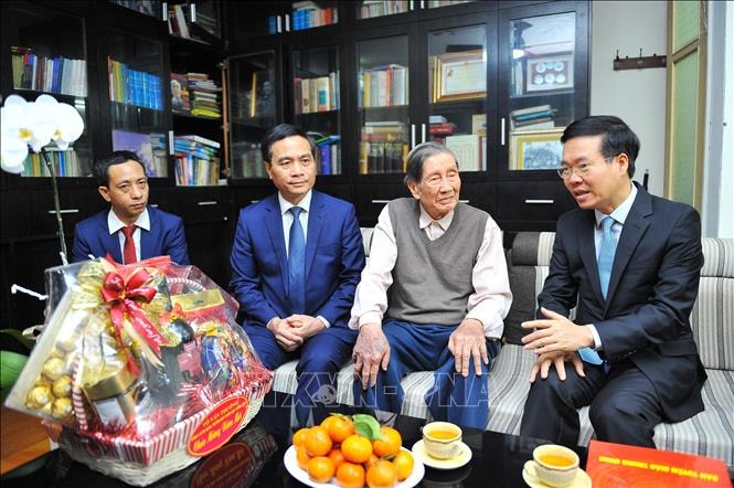 rưởng Ban Tuyên giáo Trung ương Võ Văn Thưởng đến thăm, chúc Tết nhạc sĩ Phạm Tuyên. Ảnh: TTXVN