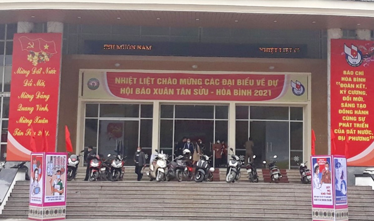 Không gian dự kiến tổ chức Hội Báo xuân Tân Sửu - Hòa Bình 2021 đã được ưu tiên cho những tấm pa no truyền thông về phòng, chống dịch Covid-19. Ảnh: Lam Nguyệt