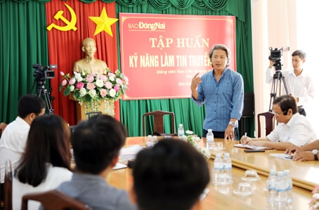 Chi hội nhà báo Báo Đồng Nai tổ chức lớp tập huấn kỹ năng làm tin truyền hình trên báo điện tử. Ảnh: Văn Chính