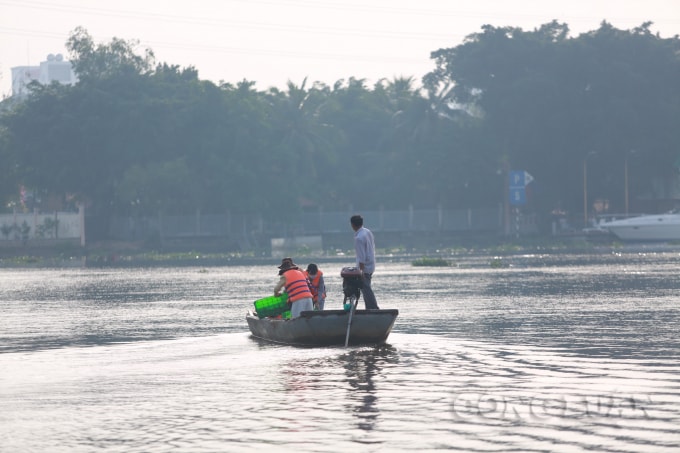 Lo sợ cá bị chích điện, người dân TPHCM thuê ghe ra sông “tiễn ông Táo về trời”